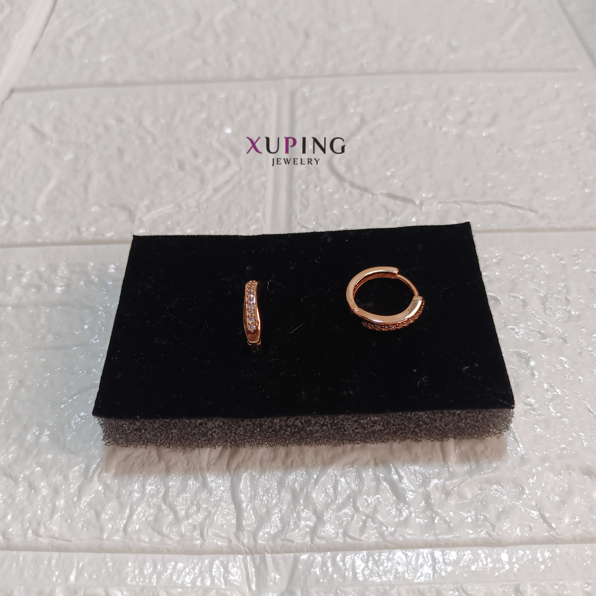 arete con zircones de lado