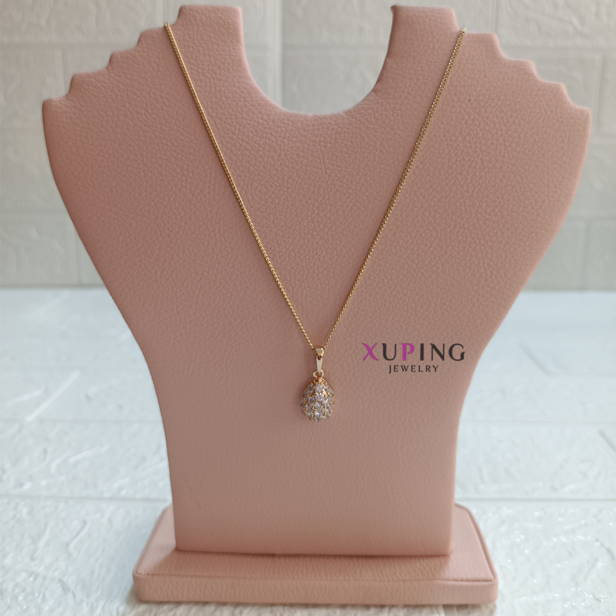 collar con dije gota y zircones