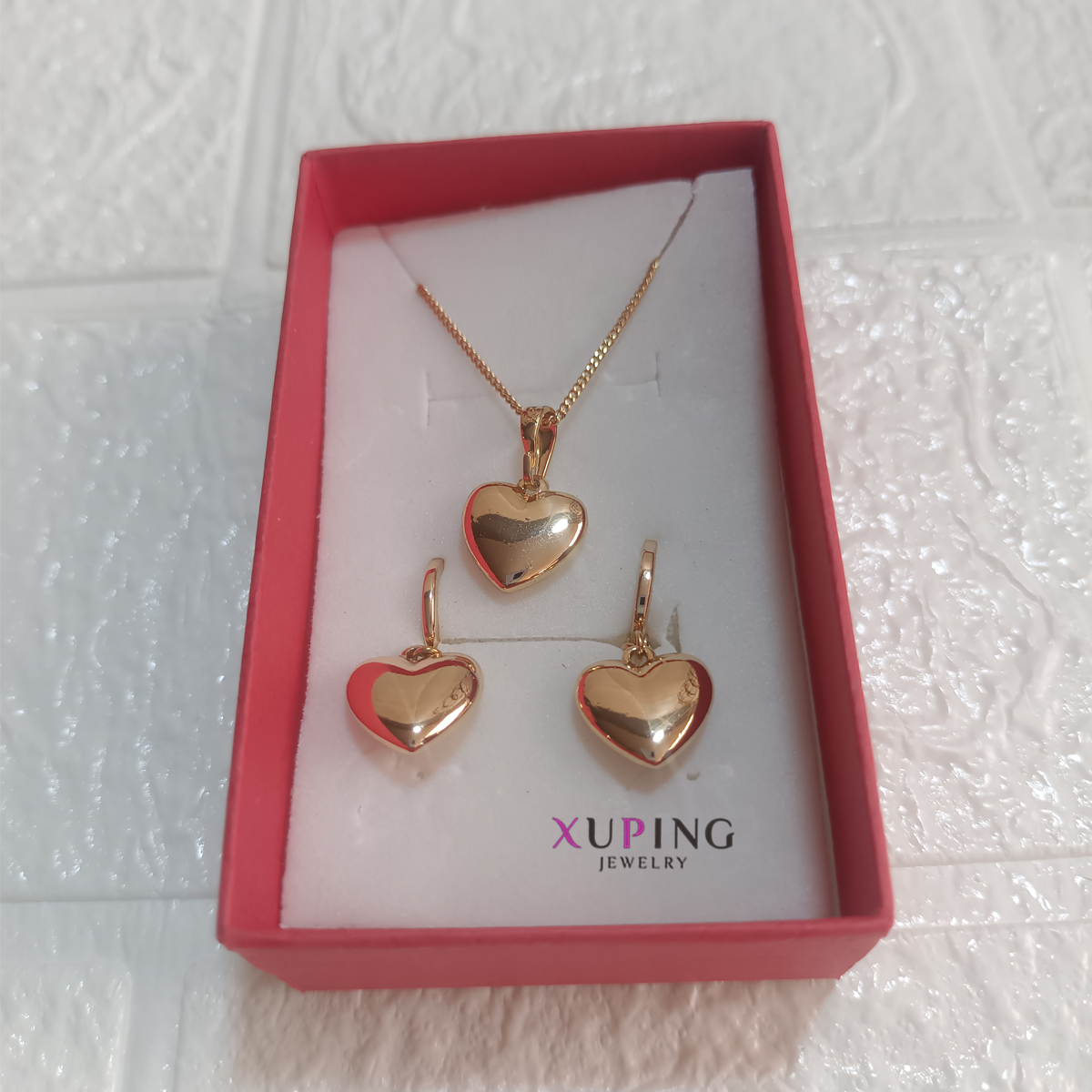 Cadena con aretes corazones