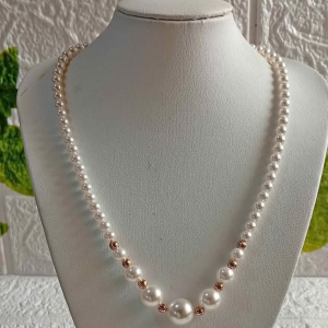 Collar Xuping con perlas blancas y doradas