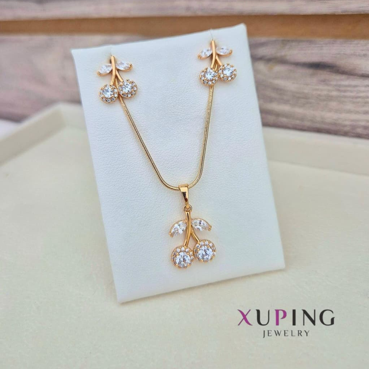 Juego de Collar y Aretes Xuping Cerezas Brillantes con Zirconias Suizas